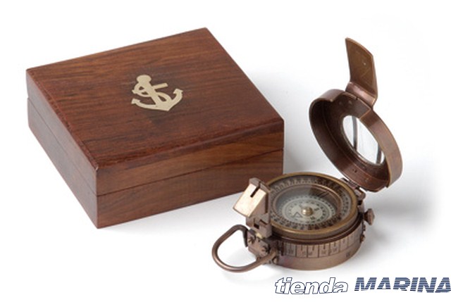 brujula-engineering-en-laton-viejo-y-caja-de-madera
