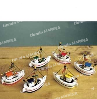Veinticuatro maquetas de barcos de pesca en miniatura de madera
